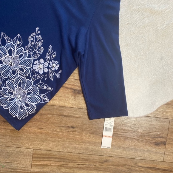 Alfred Dunner navy blue top featuring prominent white floral embroidery - Picture 6 of 10